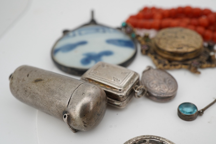 A group of jewels and accessories including a Georgian silver vinaigrette, length 2.2cm, British hallmarks for silver, date letter X for 1795 or 1821; a coral bead necklace, length 39cm; a coral and marcasite ring and pa